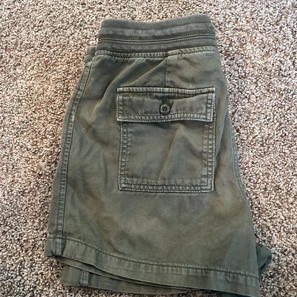 Gap Women’s pull on shorts, size small - Picture 2 of 4